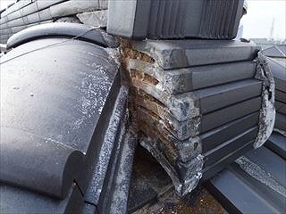 棟の端部の漆喰を撤去